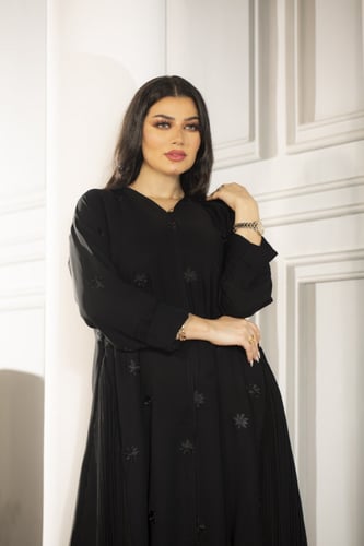 عباية سوداء كلوش بتطريز ورد