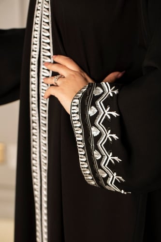 عباية اسود بتطريز ابيض واكمام واسعه