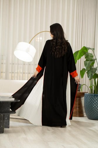 عباية سوداء بكسرات جانبيه اوف وايت