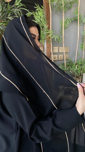 طرحة بتطريز ذهبي ناعم