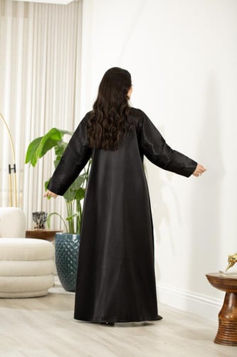 عباية سوداء تفته بشك أنيق