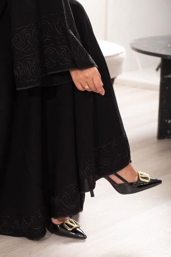 عباية اسود كلوش بتطريز اسود واكمام واسعه