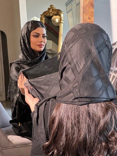 طرحة سوداء تُل