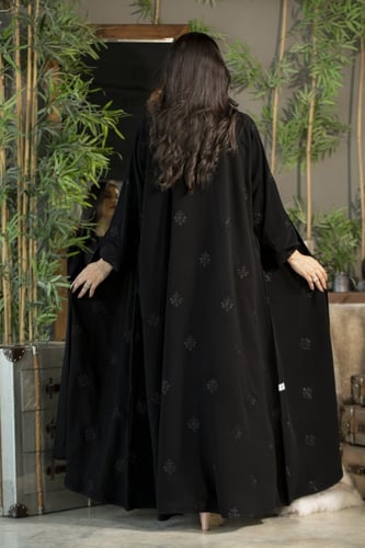 عباية اسود نص كلوش بتطريز خاص