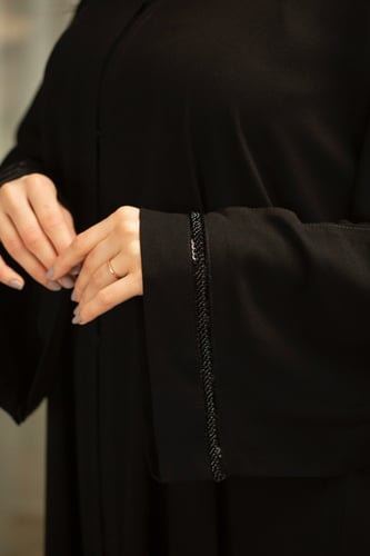 عباية اسود بشك على الكم