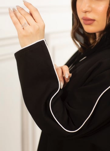 عباية ديجتال اسود بتطريز ابيض