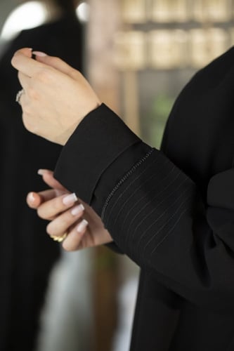 عباية كلوش بتطريز اسود وشك على الاكمام