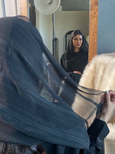 طرحة أسود بتطريز ناعم