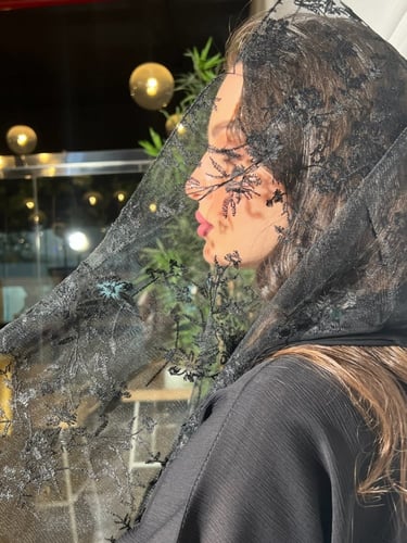 طرحة تُل اسود