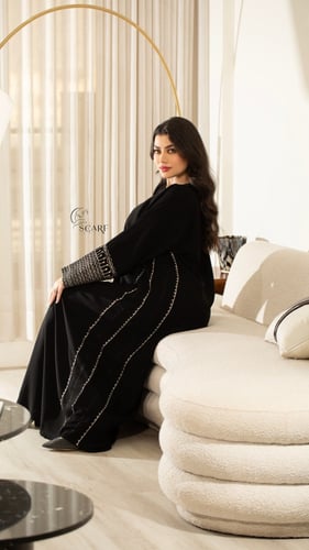 عباية كريب كلاسيك بأكمام مطرزة