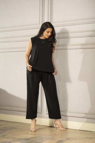 بدلة اسود تحت العباية