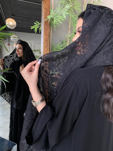 طرحة سوداء بتشجير ورد