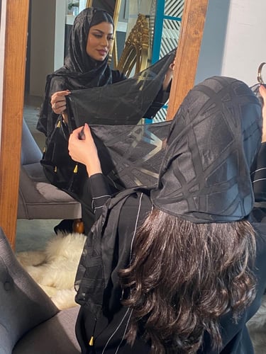 طرحة سوداء تُل