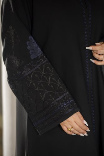 عباية اسود بتطريز كحلي انيق على الاكمام