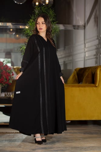 عباية بكلفة اسود