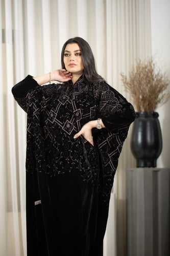 عباية بشت مخمل بتطريز نحاسي