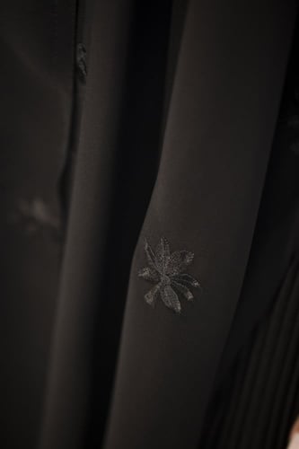 عباية سوداء كلوش بتطريز ورد