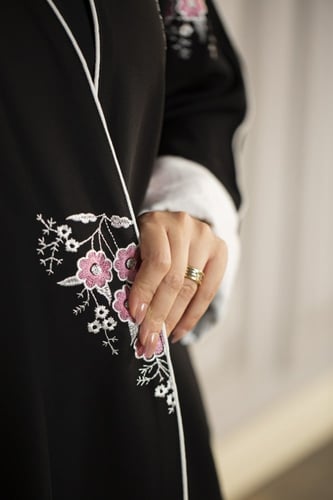 عباية اسود بتطريز وردي