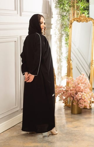 عباية ديجتال اسود بتطريز ابيض