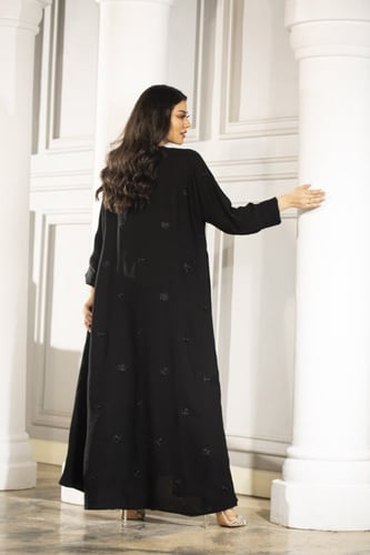 عباية سوداء كلوش بتطريز ورد