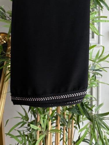 طرحة شيفون اسود بتطريز ابيض