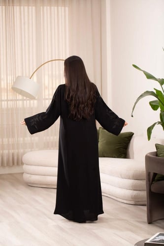 عباية اسود بتطريز ناعم على الاكمام