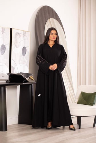 عباية اسود بتطريز ناعم على الاكمام