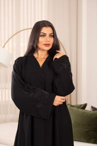 عباية اسود بتطريز ناعم على الاكمام