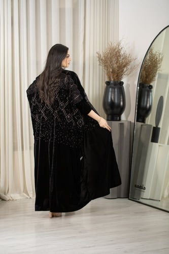 عباية بشت مخمل بتطريز نحاسي