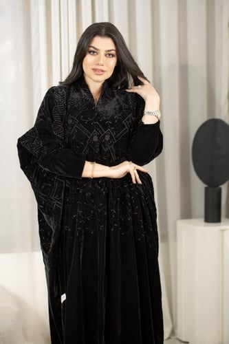 عباية بشت مخمل بتطريز اسود