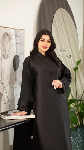 عباية سوداء كلوش بأكمام مميزة