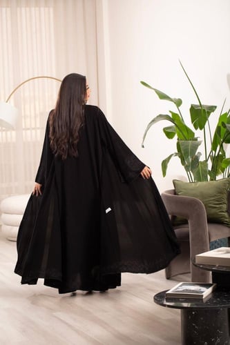 عباية اسود كلوش بتطريز اسود واكمام واسعه