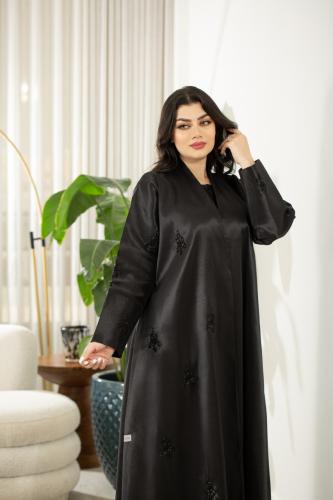 عباية سوداء تفته بشك أنيق