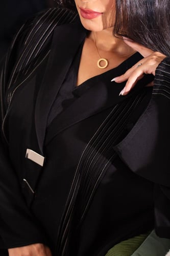 عباية اسود نص كلوش بكسرات ابيض