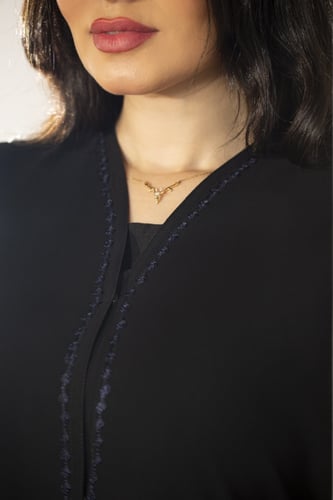 عباية اسود بتطريز كحلي انيق على الاكمام