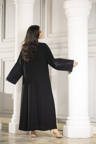 عباية اسود بتطريز كحلي انيق على الاكمام