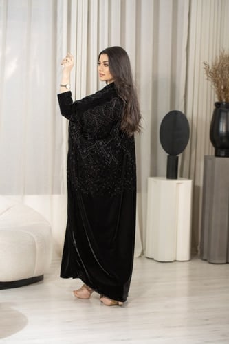 عباية بشت مخمل بتطريز اسود