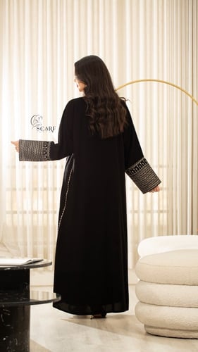 عباية كريب كلاسيك بأكمام مطرزة