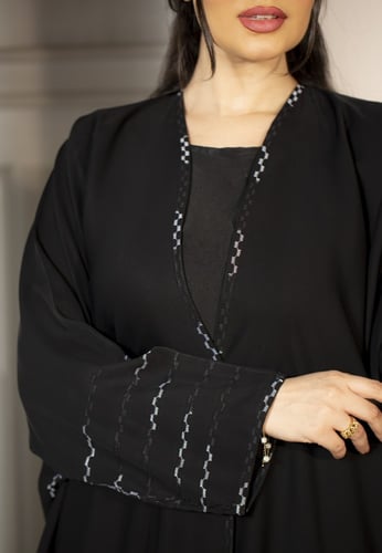 عباية اسود بتطريز ابيض