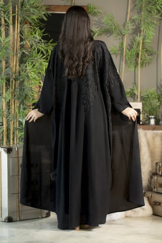 عباية كريب نص بشت بتطريز اسود على الكتف