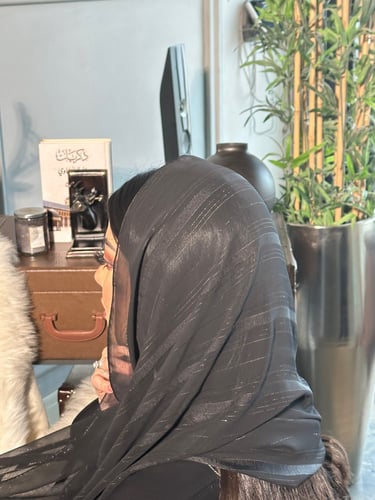 طرحة أسود بتطريز ناعم