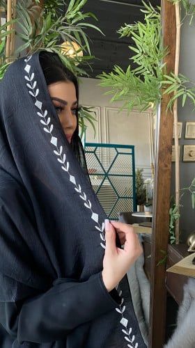 طرحة سوداء مطرزة بأبيض