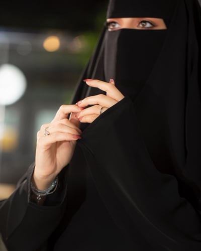 عباية على الراس بكم عادي