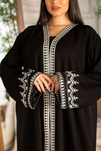 عباية اسود بتطريز ابيض واكمام واسعه