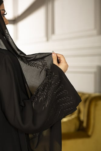 عبايه بتطريز اسود