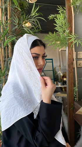 طرحة ابيض بتطريز ذهبي ناعم