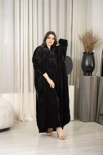 عباية بشت مخمل بتطريز اسود