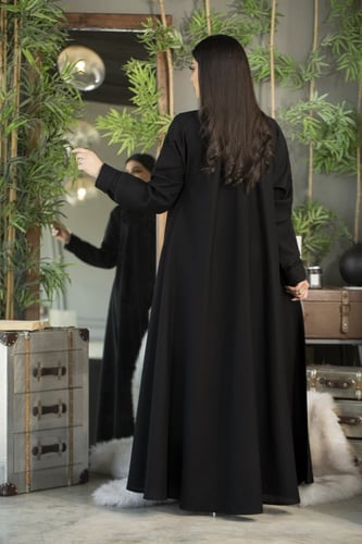 عباية كلوش بتطريز اسود وشك على الاكمام