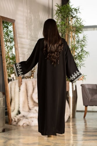 عباية اسود بتطريز ابيض واكمام واسعه