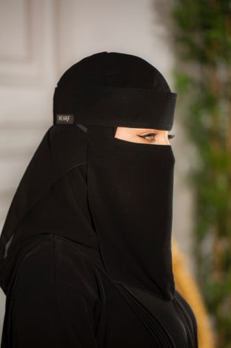 نقاب وسط بشريط لاصق